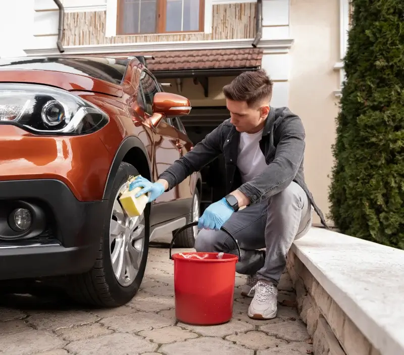 Lavage auto à domicile Le Mage : professionnel intervenant sur un véhicule